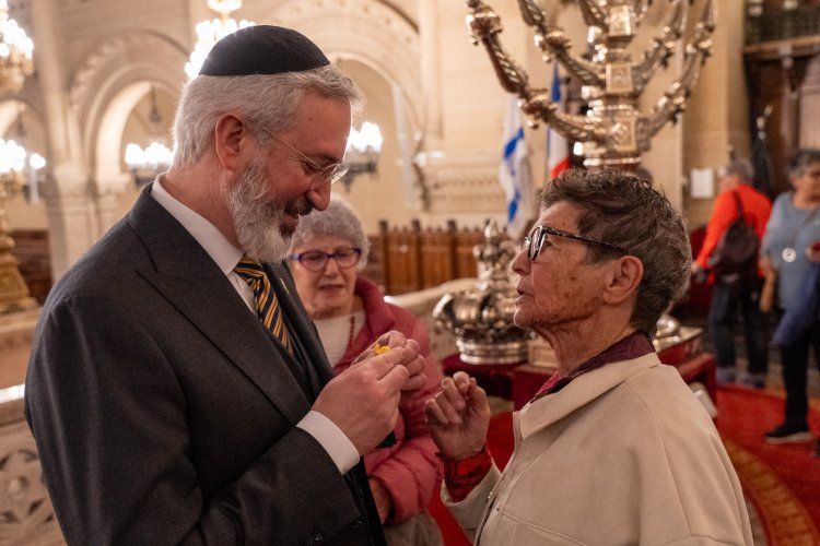 הרב משה סבג עם פדויית השבי יוכבד ליפשיץ, ברקע: רותי מונדר, אף היא פדויית שבי