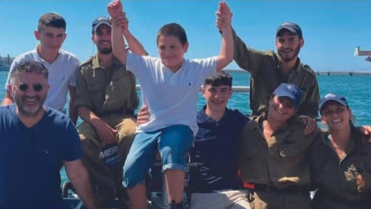 אנשי חיל הים על היכטה של משפחת ברדוגו (צילום: דובר צה"ל)