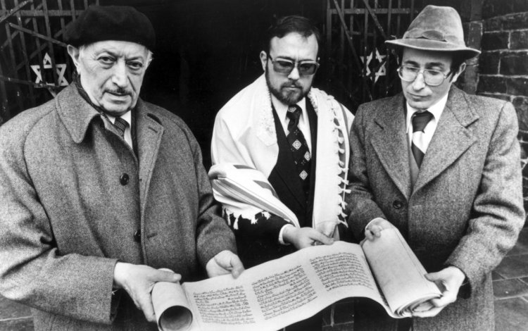 לעולם לא עוד. קופר, במרכז התמונה, קורא מגילה באנדרטת מחנה דכאו, 1979 (קרדיט: מרכז שמעון ויזנטל)