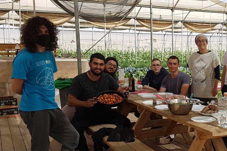 שירי עם תלמידיה בחממה - מכינים ארוחה ממה שקטפו