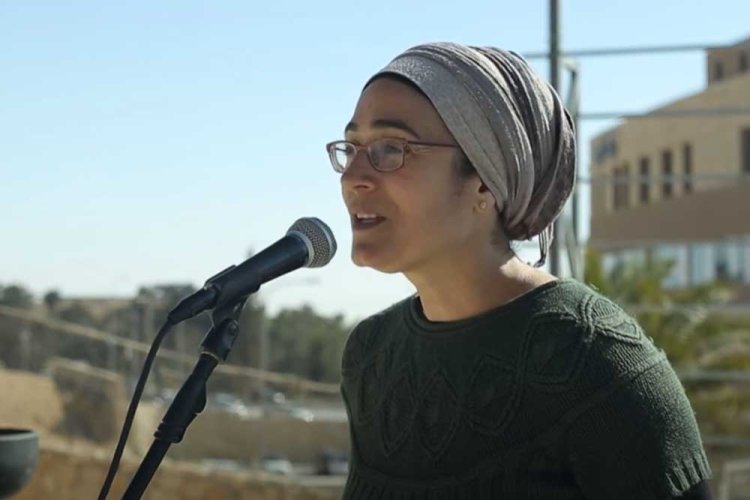 מדליקה משואה ביום העצמאות במצפה רמון (צילום מסך)