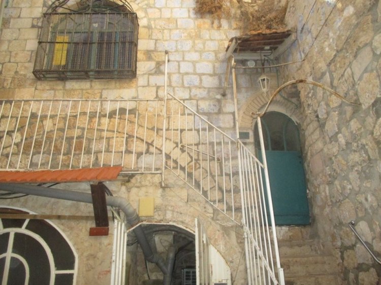 חצר דיסקין בו מתגוררת משפחת כהן כיום