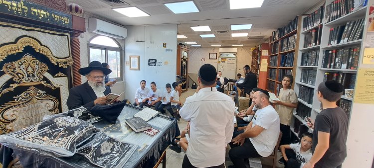 בתפילה עם התלמידים