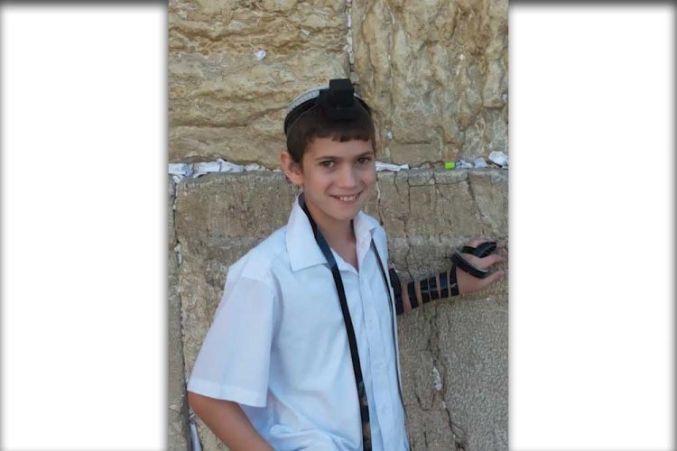 אלישיב בהנחת תפילין בכותל