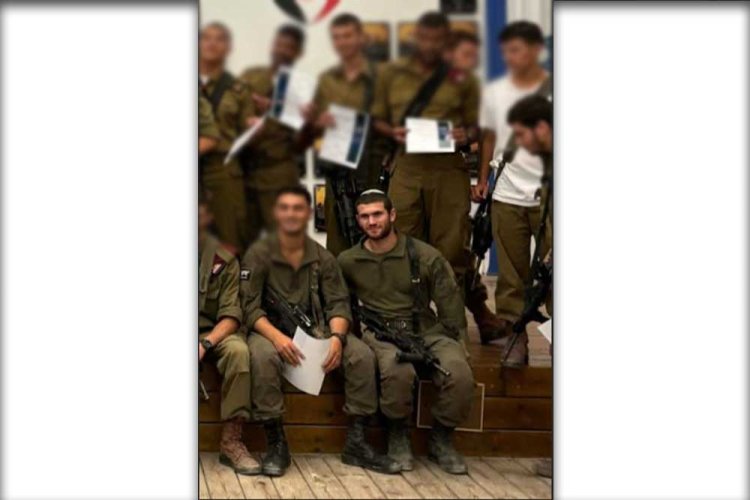 מקבל תעודת הצטיינות (ומסתיר אותה מאחורי רגלו). התמונה הגיעה להוריו לאחר מותו