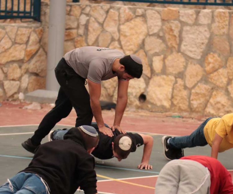 אימון באחת מקבוצות נערי הברזל