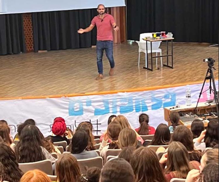 איתי בשיחה לבנות תיכון