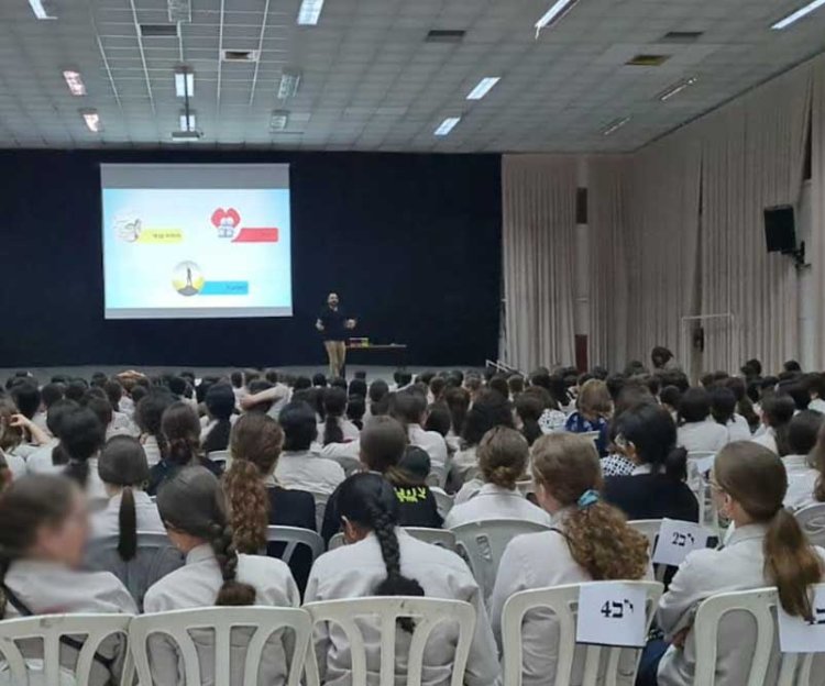 איתי בשיחה לבנות תיכון חרדי