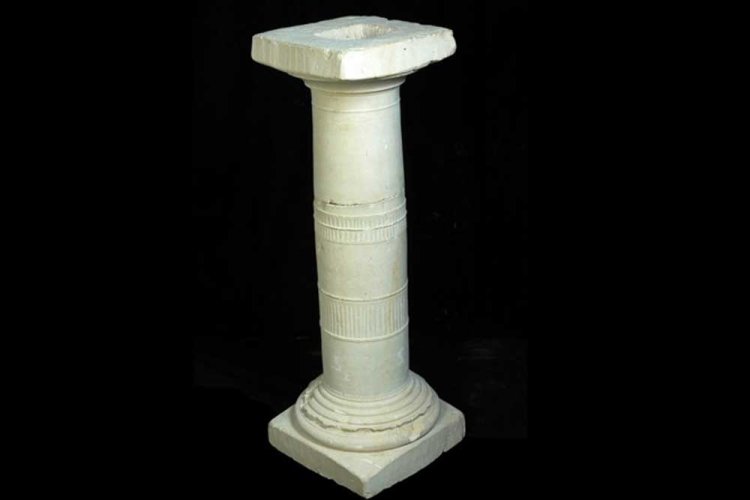 רגל שולחן מאבן שאותרה בחפירות, לאחר ניקוי ורפאות (קרדיט: רשות העתיקות)