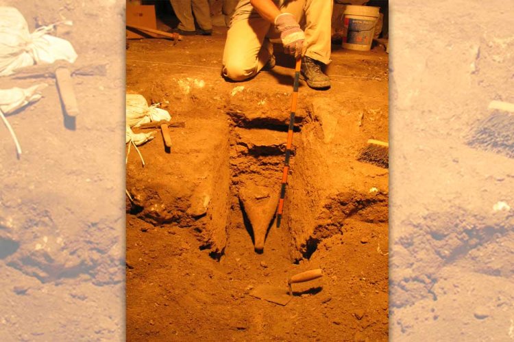 אמפורה רומאית החוסמת תעלת המשכה למקווה טהרה שנהרס במרד החורבן (קרדיט: ד"ר אבי סלומון)