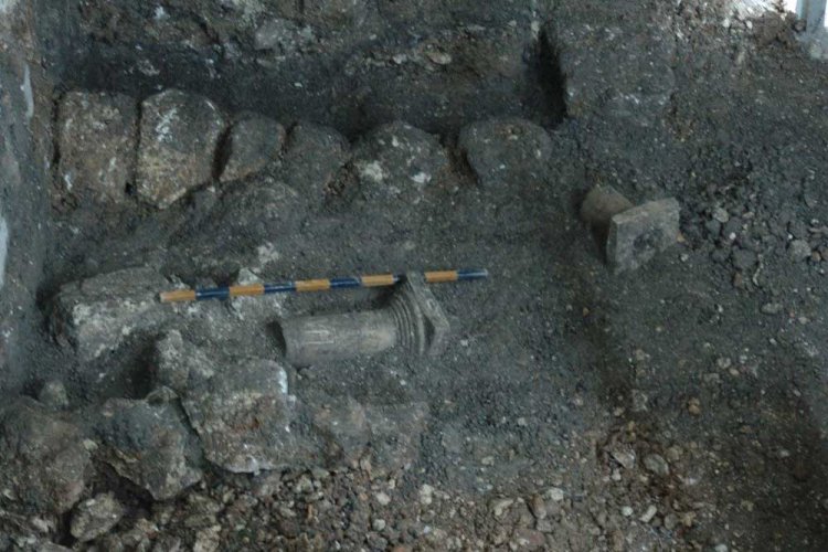 רגל של שולחן מאבן בתוך שכבת חורבן מימי בית שני (קרדיט: ד"ר אבי סלומון)