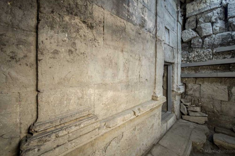 קיר מעוטר של חלק ממבנה ציבורי מפואר משלהי ימי בית שני (קרדיט: הקרן למורשת הכותל)