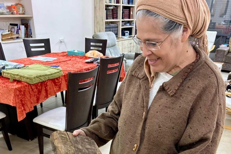 צורית עם שלט הבית שהושב להם אחרי 20 שנה