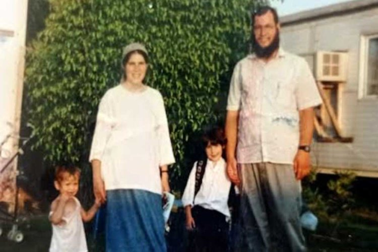 צורית ואסף ירחי יחד עם חלק מילדיהם בנצרים