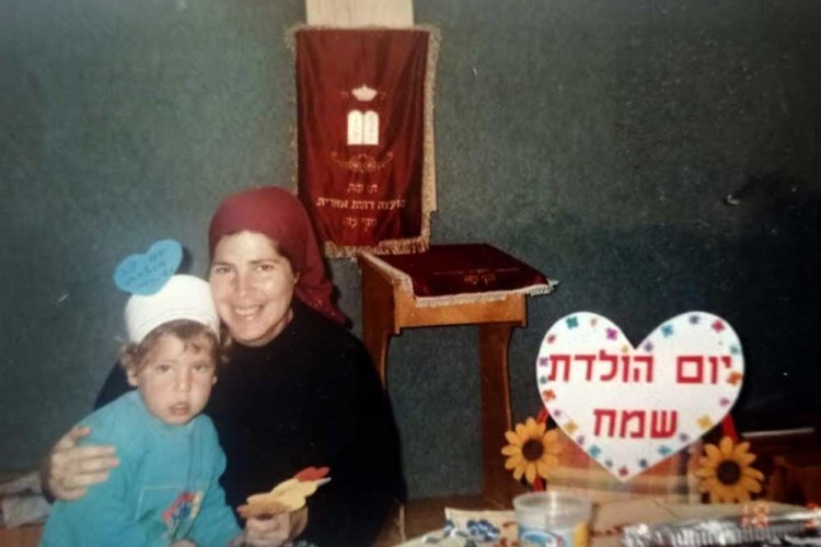 צורית ובנה ביום הולדתו בגן נצרים