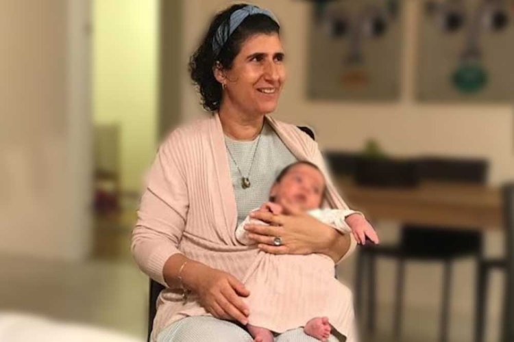 דנה בכר הי"ד עם אחד התינוקות בקיבוץ