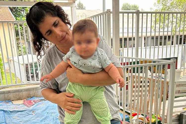 דנה בכר הי"ד בעבודתה כמטפלת תינוקות בקיבוץ בארי
