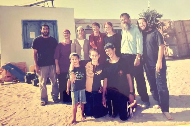 משפחת פיקאר ליד ביתה בשירת הים. קרדיט: נתן דביר