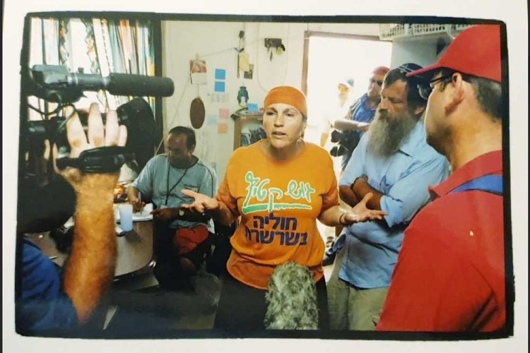 חנה פיקאר במאבק לפני הגירוש. קרדיט: נתן דביר