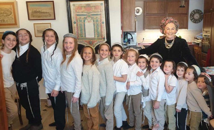 חנה פיקאר עם חלק מנכדיה