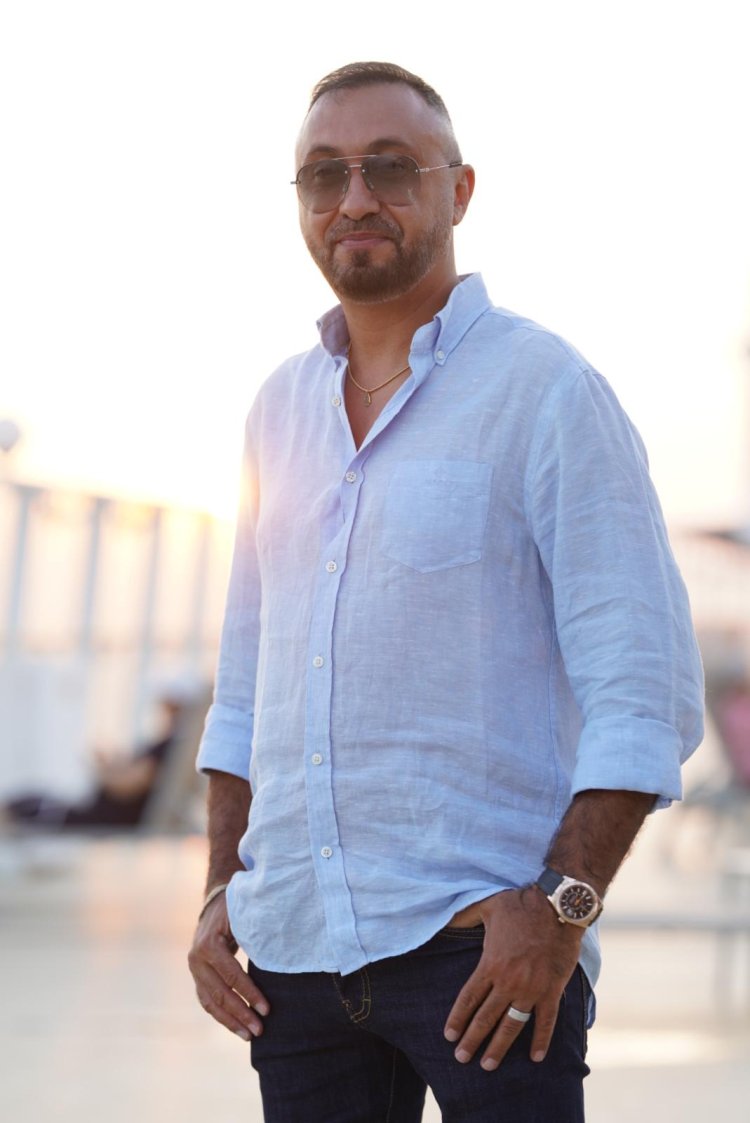 רוני אינסאז