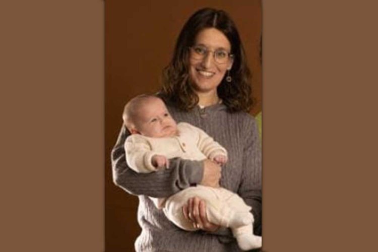 רבקי קליין עם אחת מבנותיה