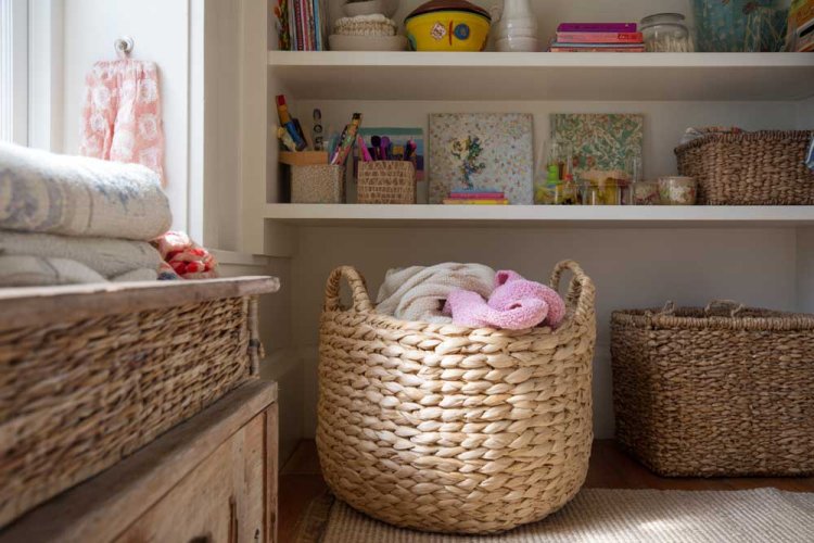 הסל מהמטבח עובר לחדר הילדים 