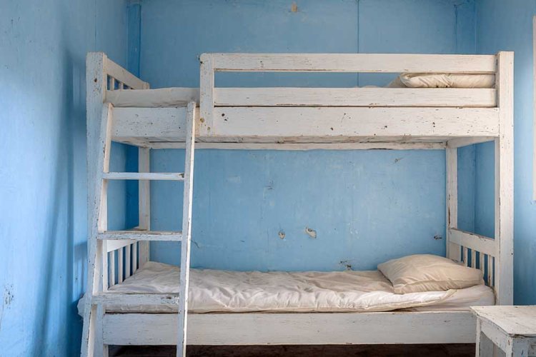 אם המיטה נראית ככה - התחילו בצביעה שלה. שינוי גדול בשכבת צבע