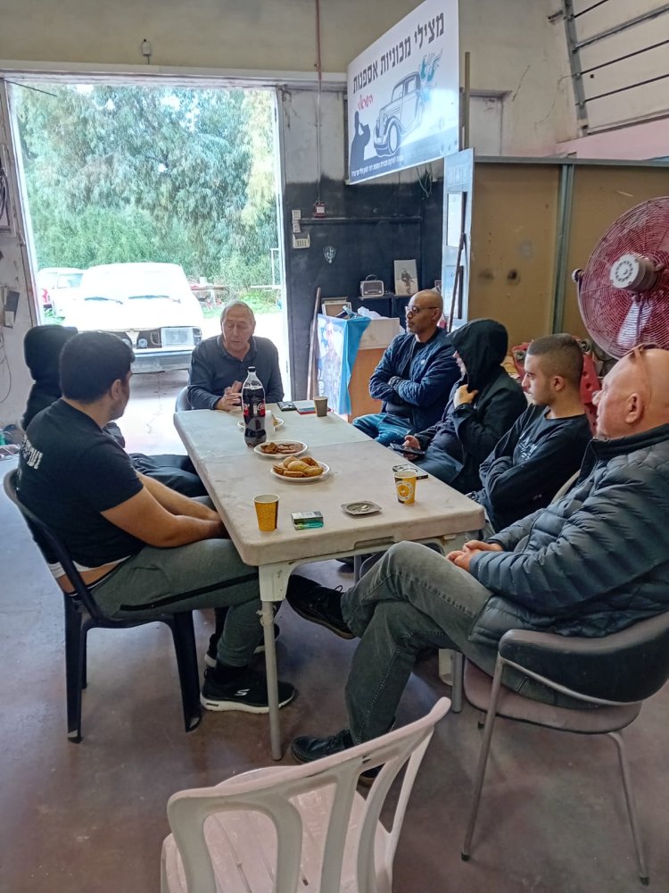 בני נוער משתתפים בסדנה במוסך