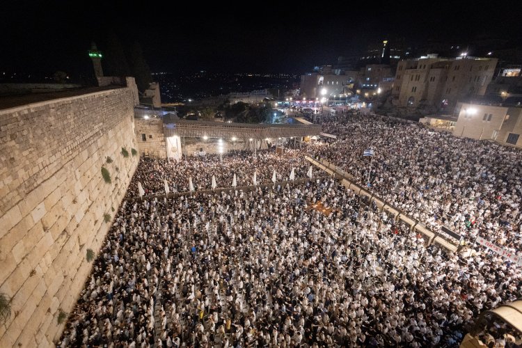 סליחות בכותל המערבי (צילום: חיים גולדברג, פלאש90)