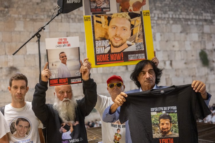 בני משפחות חטופים בסליחות בכותל המערבי (צילום: חיים גולדברג, פלאש90)