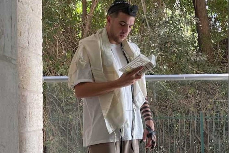 מעיין יעקב בהנחת תפילין. הקפיד על כך מיום בר המצווה