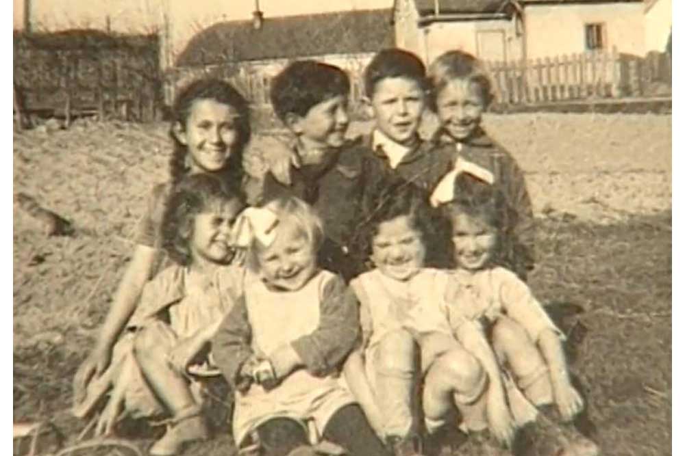 תמר למטה משמאל, מעליה אחותה זמירה שנת 1945