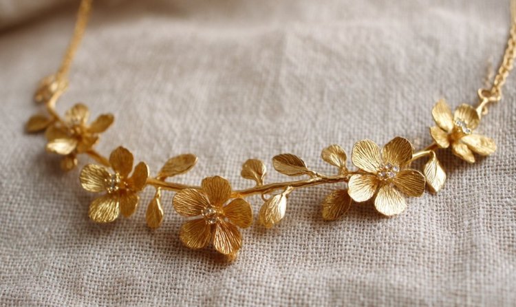 שרשרת פרחים עם אבן