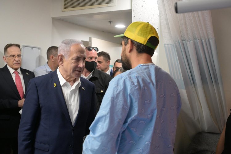 נתניהו ולוחם מילואים מחטיבה 55 (צילום: עמוס בן גרשום, לע״מ)