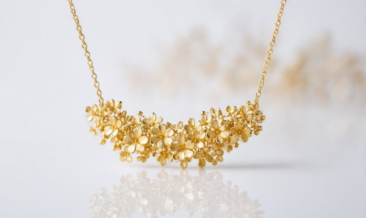 שרשרת בצורת פרחים עדינים