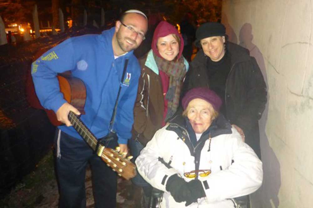 סבתא אסתר לצד בתה, אמו של הרב יוסי ויסברג, ושניים מנכדיה, בביקור במחנה בו נרצחה אמה