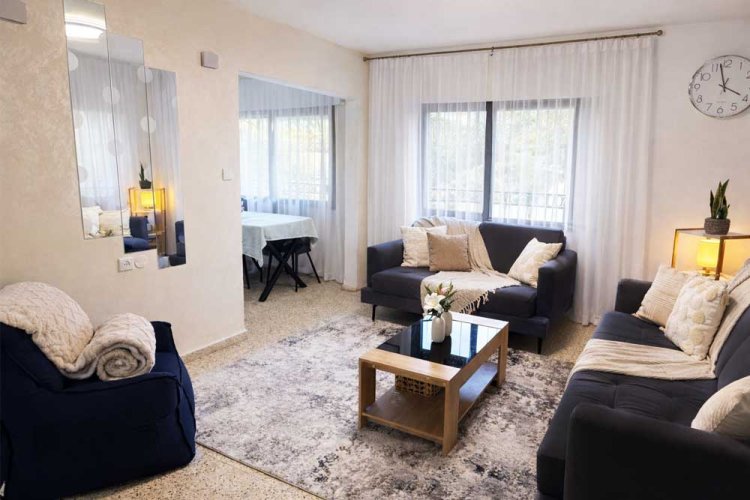 בלי החלפת ספות או שולחן - הסלון קיבל מראה חדש ומזמין