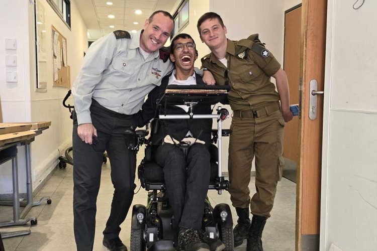 Chaim with IDF soldiers