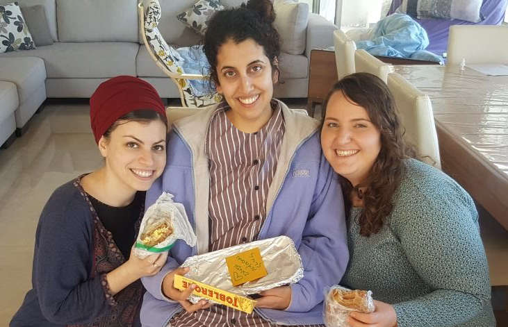 עם החברות, לאחר החזרה הביתה מבית החולים