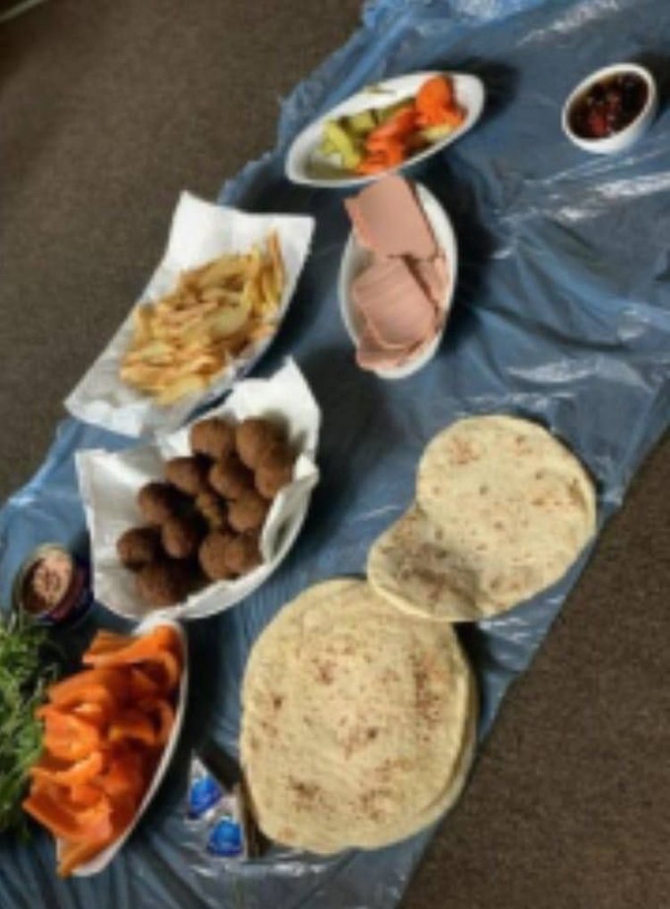 ארוחות מפוארות במנהרות (קרדיט: דובר צה״ל בערבית)