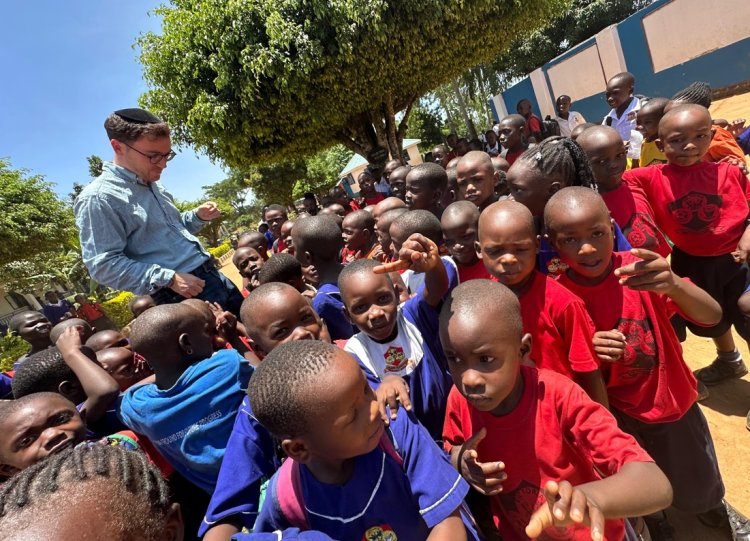 עם ילדים באוגנדה