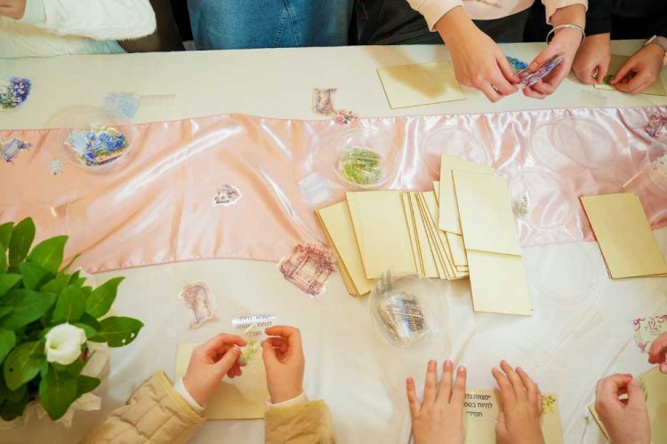 מדבקות, לוחות עץ והרבה שמחת יצירה