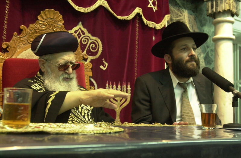 דרעי (מימין) עם מרן הרב עובדיה יוסף זצוק"ל (צילום: פלאש 90)