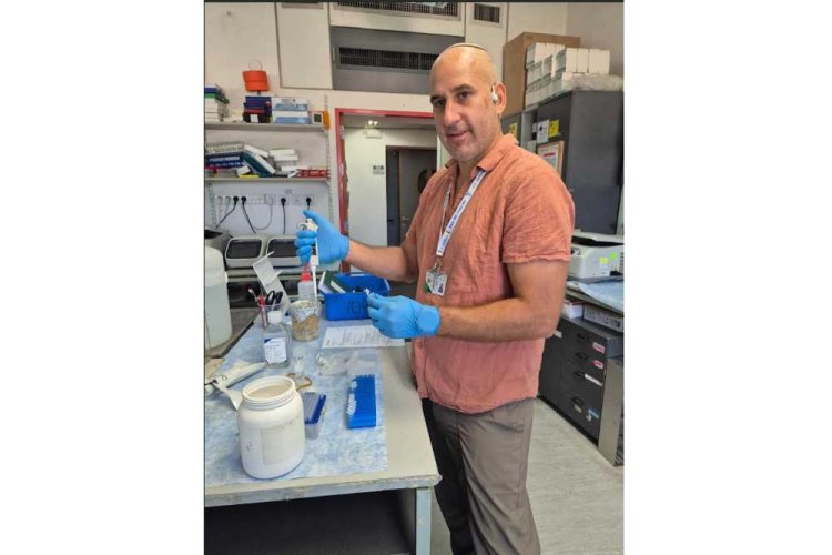 ד"ר בכור בעבודתו