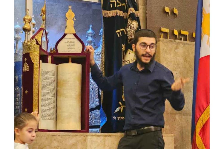 הרב רפאל מסביר לילדים על שמחת תורה