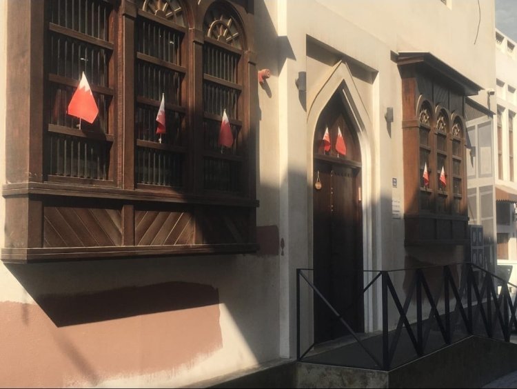 בית הכנסת בבחריין, בחזיתו דגלי הממלכה (צילום - באדיבות המרואיינת)