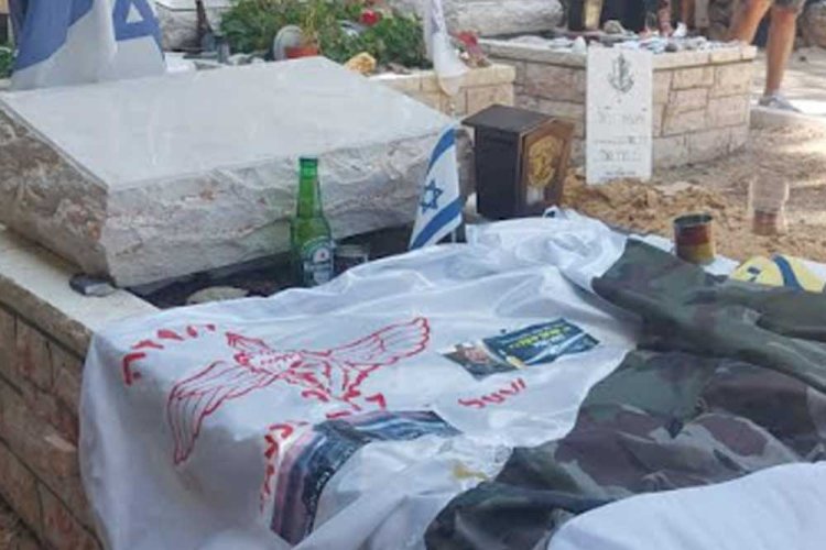 המצבה החלקה ללא כיתוב