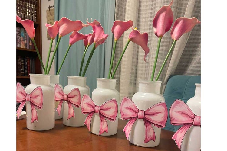 על כל כד הודבק בעזרת דבק חם פפיון וורוד מנייר עבה