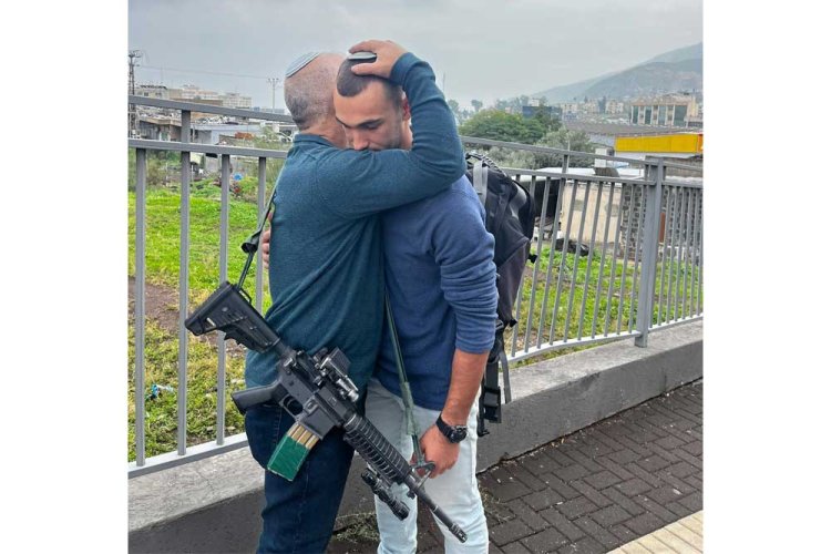 ואך מברך את בנו שהתגייס במהלך המלחמה